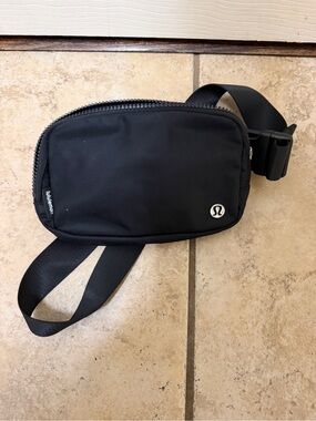 Lululemon Everywhere Belt Bag 1L, black, only used once